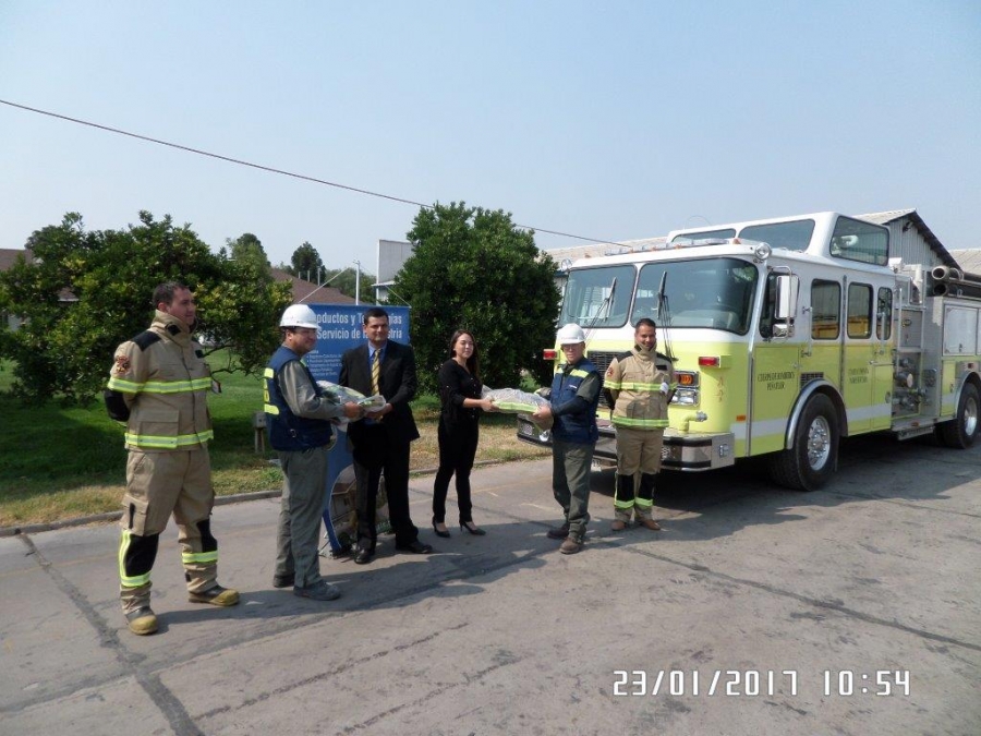 Entrega de uniformes de trabajo para el combate de incendios Forestales a Bomberos de Padre Hurtado